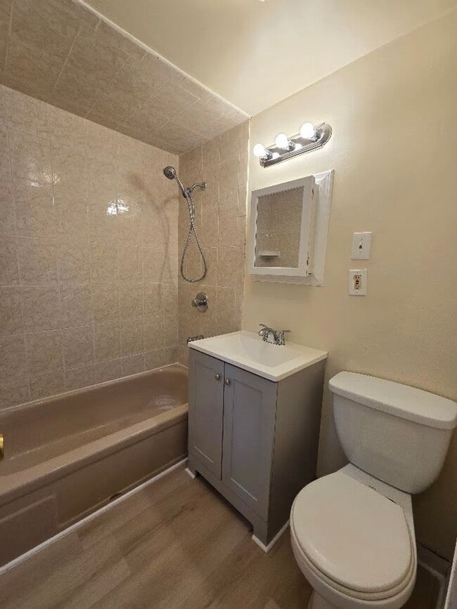 Building Photo - 559Groom1stfl&amp;2ndfl