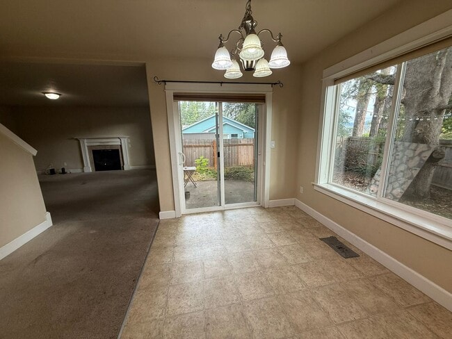 Building Photo - 3 Bedroom Home for Rent in Hood River