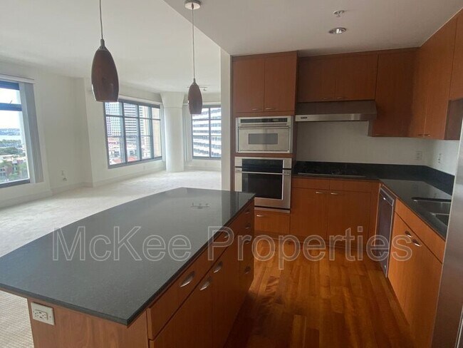 Building Photo - 645 Front St