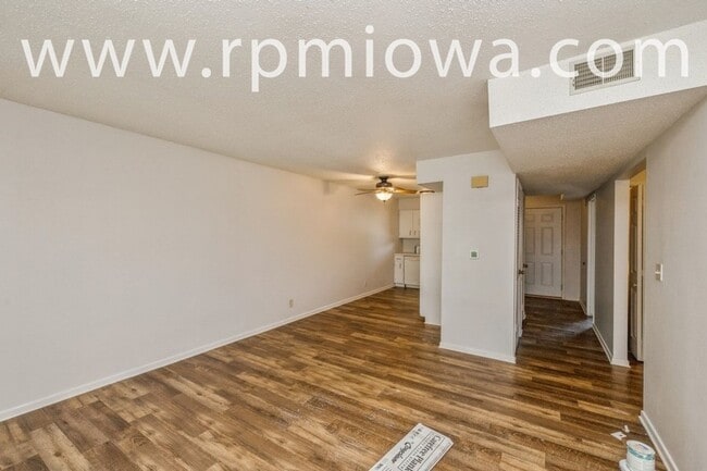 Building Photo - $500 off First Month!! 2 Bedroom, 1 Bath Condo in Ankeny