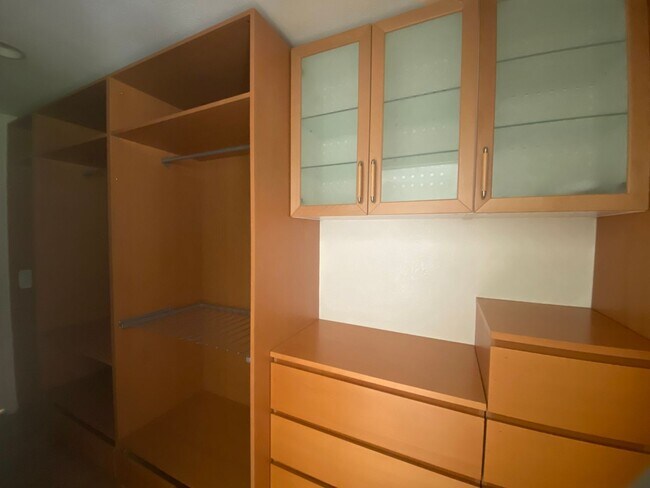 Building Photo - Single story 3 bed, 2 bath home on a large...