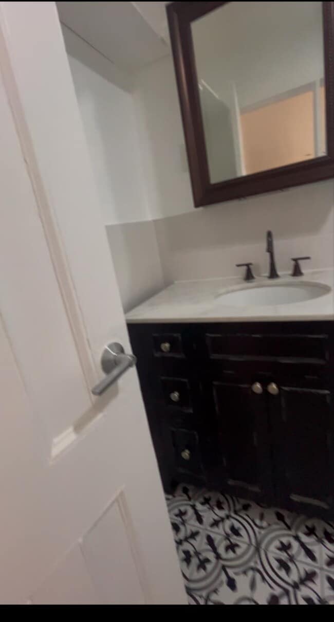 Building Photo - 907 18th St