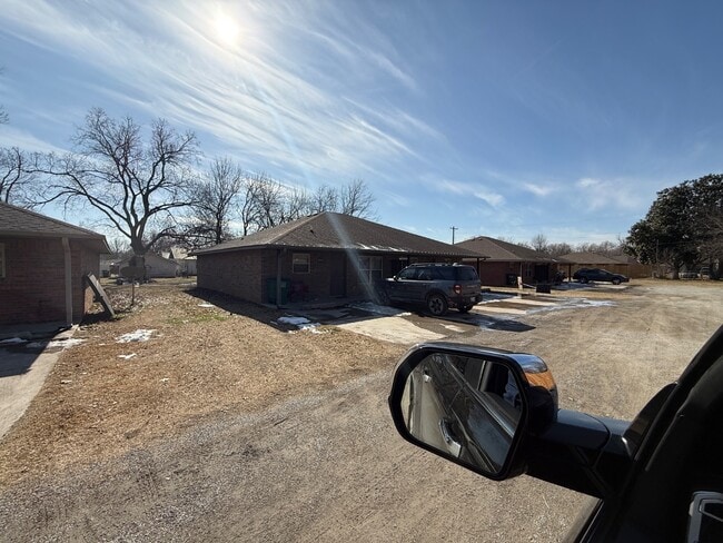 Building Photo - 511b NE 6th St - 511B NE 6th