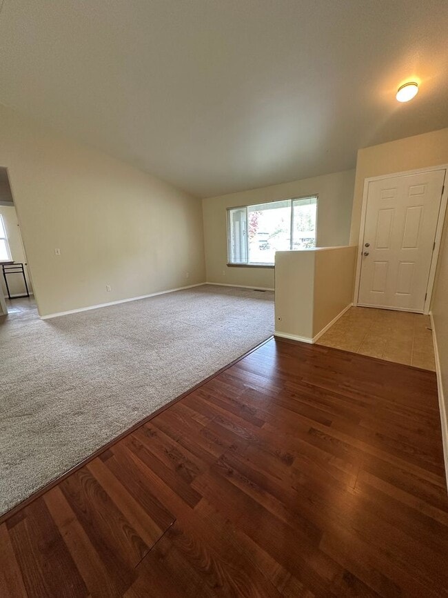 Building Photo - Granite Falls Rambler