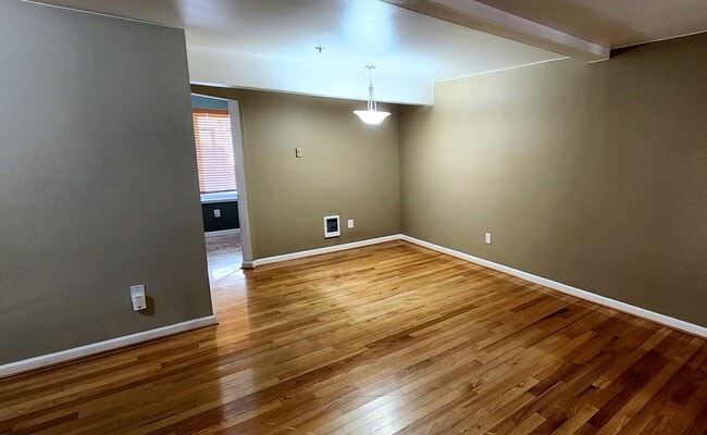 Building Photo - Spacious 2 bedroom Townhome w/ 2 car garage
