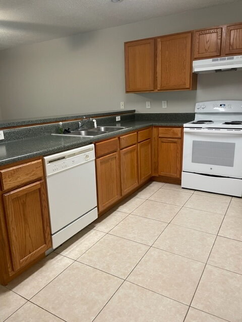 Building Photo - "Charming 2-Bed Townhouse Oasis - Prime Fort Walton Beach Location!"