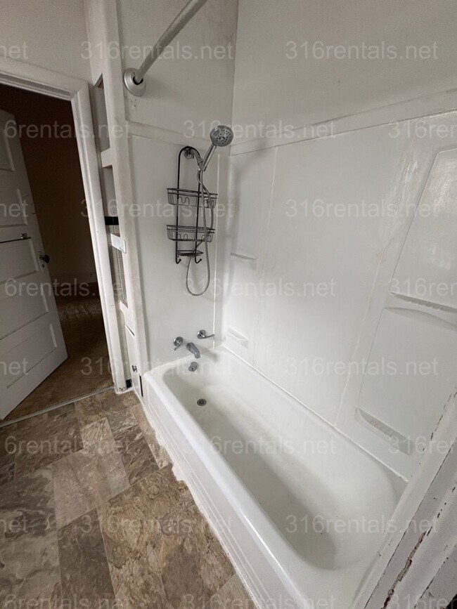 Building Photo - $875 - 3 bed 1 bath - Single Family Home