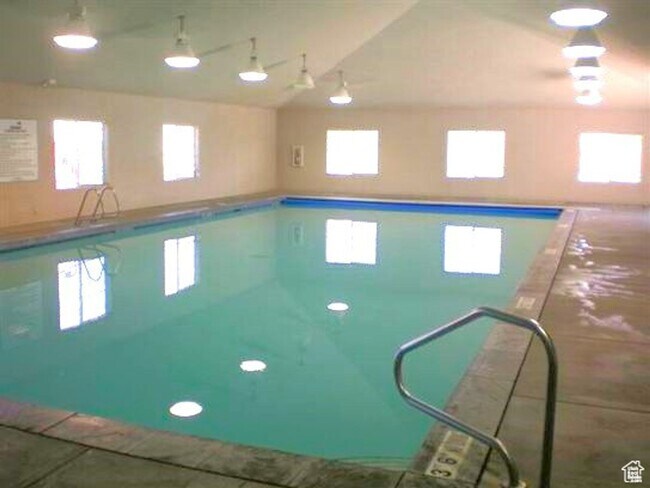 Building Photo - Springville Townhome