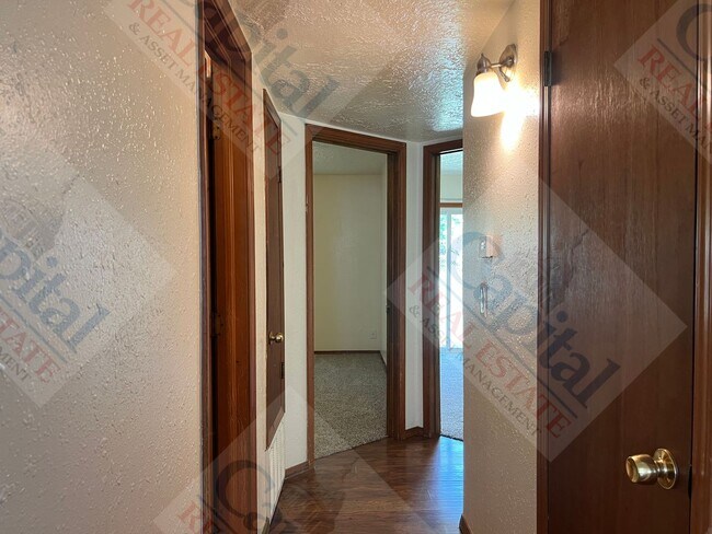 Building Photo - 1322 Glen Oaks Ct