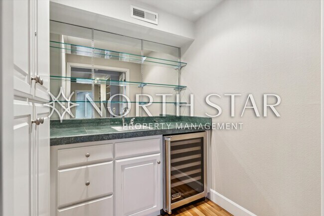 Building Photo - Escape to the Country, Spacious Contemporary in Wilsonville with Shop