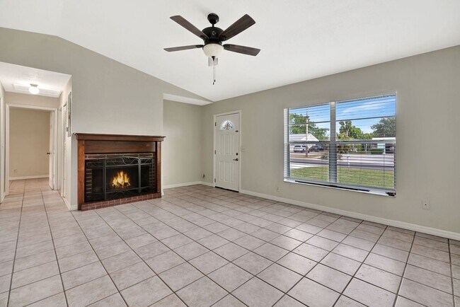 Building Photo - Beachside Bliss in Hobe Sound – Move-In Ready with Room to Roam!