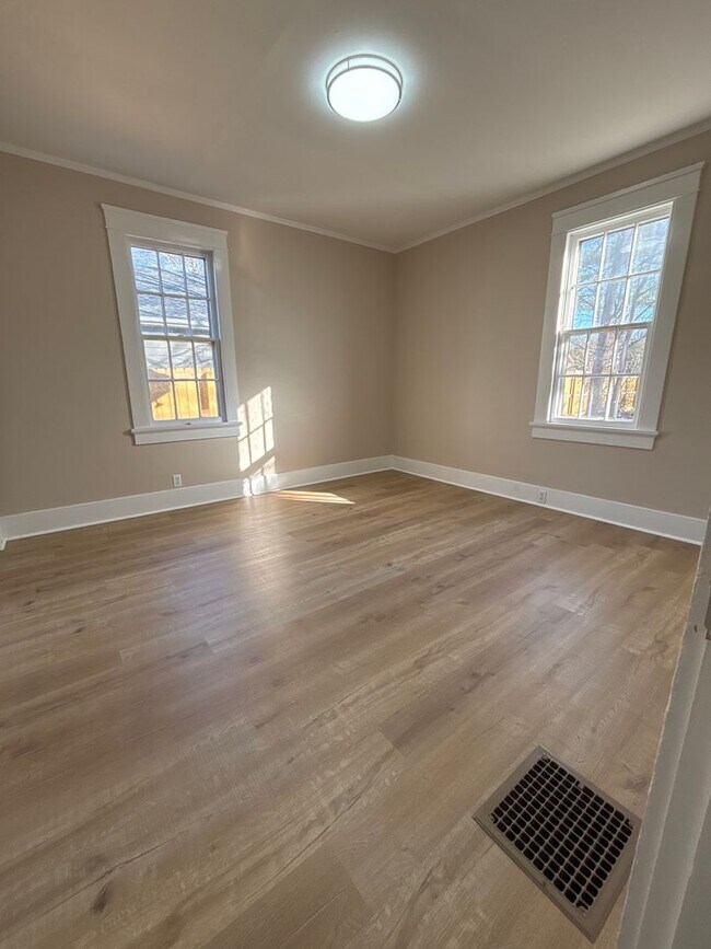 Building Photo - $1000.00 Deposit Special! You're Home Awaits