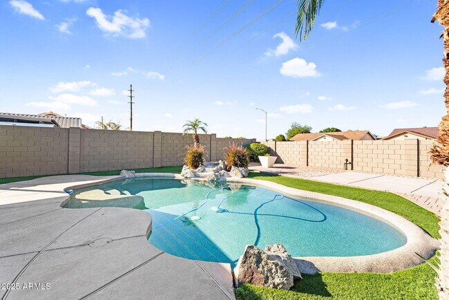 Building Photo - 8406 W Dahlia Dr