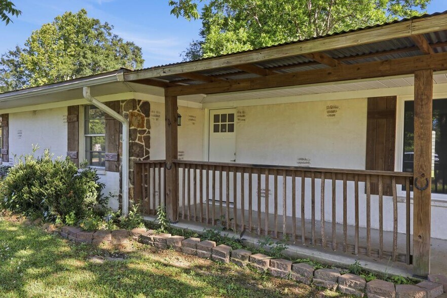 Building Photo - 102 Whispering Oak St