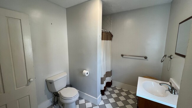 Building Photo - Lovely 3 Bedroom New Englander in Wonderfu...