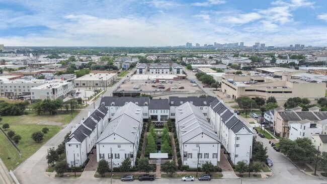 Building Photo - 2956 Rusk St