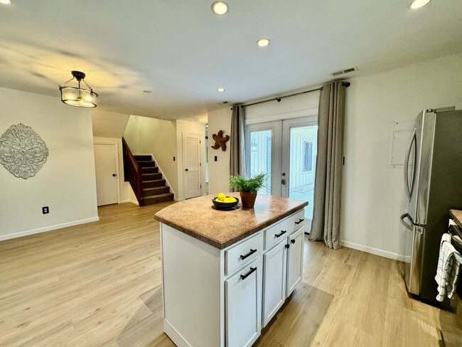 Building Photo - READY 06-11-26!! Fantastic Condo By The Beach! Fenced Patio - All Appliances - Community Pool!