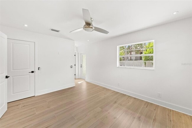 Building Photo - 4714 W Oakellar Ave