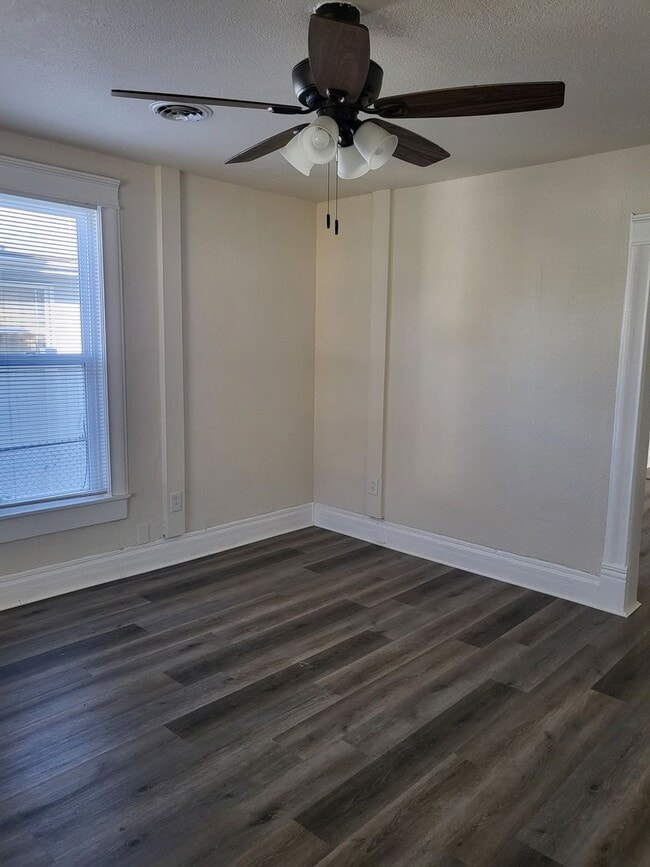 Building Photo - Full remodel on this beauty!