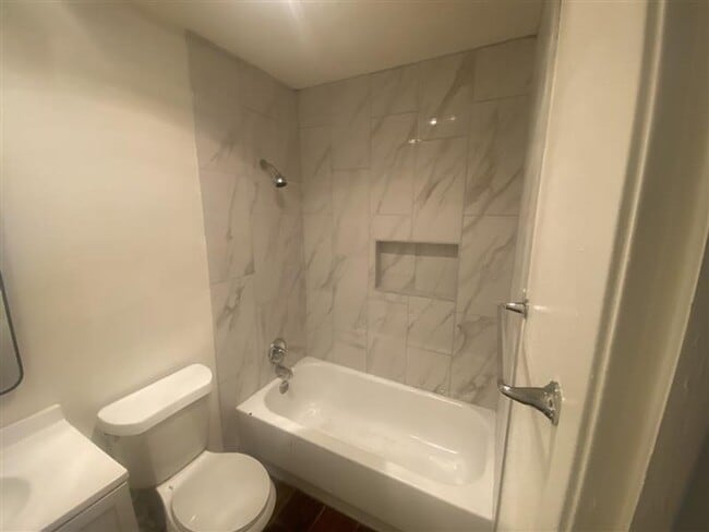 Building Photo - Spacious 3/2 duplex with a garage