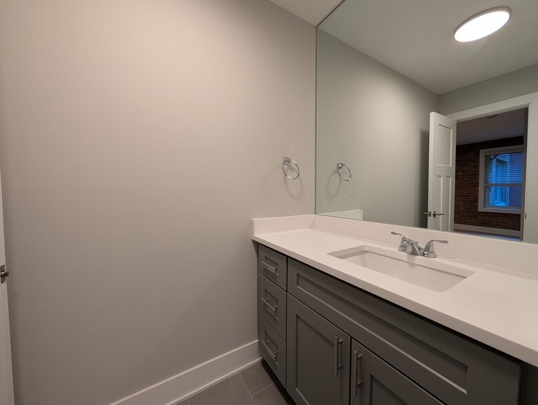 Building Photo - 1214 N La Salle Dr