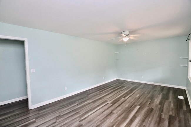 Building Photo - 807 N Guignard Dr