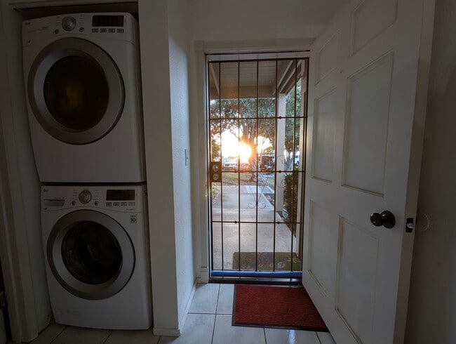 Building Photo - Available November 1, 2025 | A charming gr...