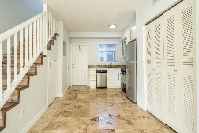 Building Photo - 2180 Bay Dr