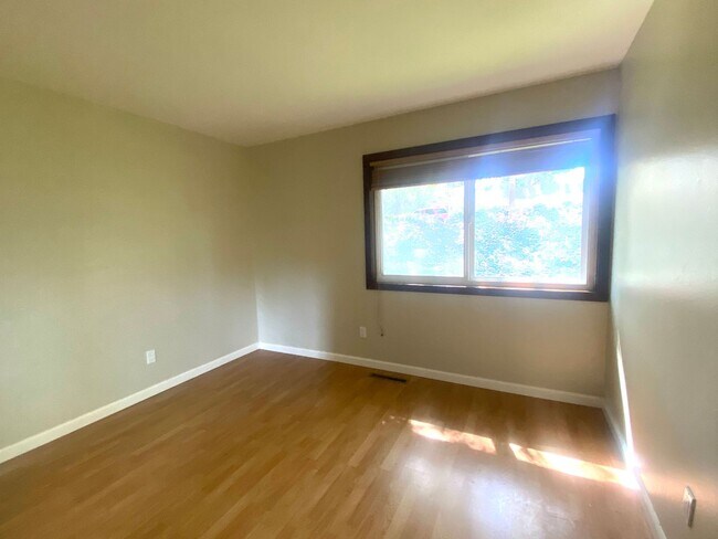 Building Photo - Pleasanton Heights 3BD, 2BA, Single Story, Great Location near downtown, Top Schools