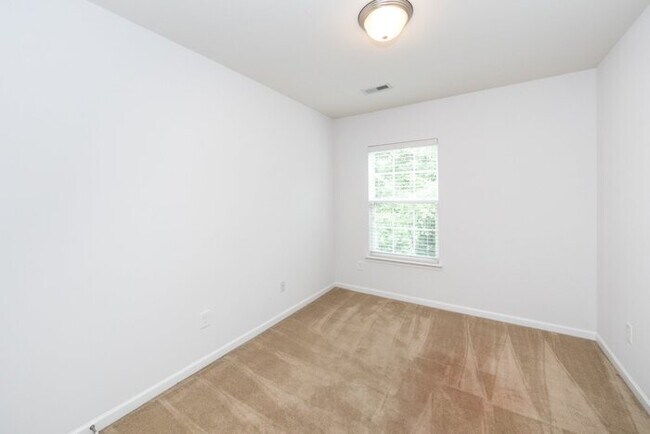 Building Photo - Beautiful 3BD/2.5BA Townhome in the Lions ...