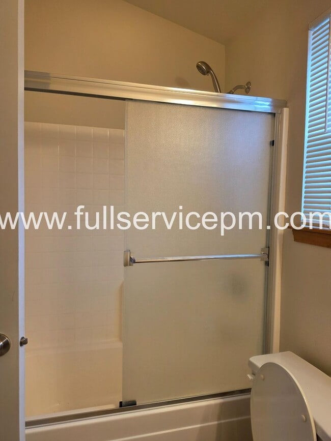 Building Photo - Private Drive Townhome Near Stone Ave N | 3 Bed, 2 Bath, 2-Car Garage, Deck + Fenced Yard