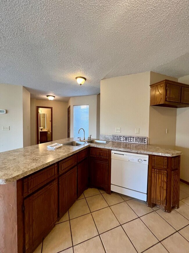 Building Photo - Cozy Rental in NW OKC!