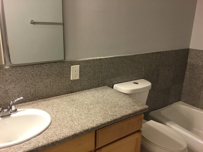 Bathroom - 1233 N Columbus Ave