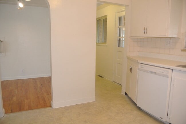 Building Photo - 2 bedroom/1 bathroom