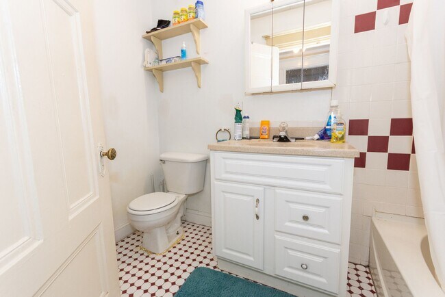 Building Photo - Convenient Location. Wals to BU Campus, Short Walk to T.Laundry, Parking for Rent