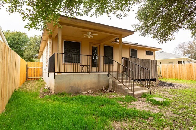 Building Photo - Cozy 3/BR 2/BA One-Level Home with Covered...
