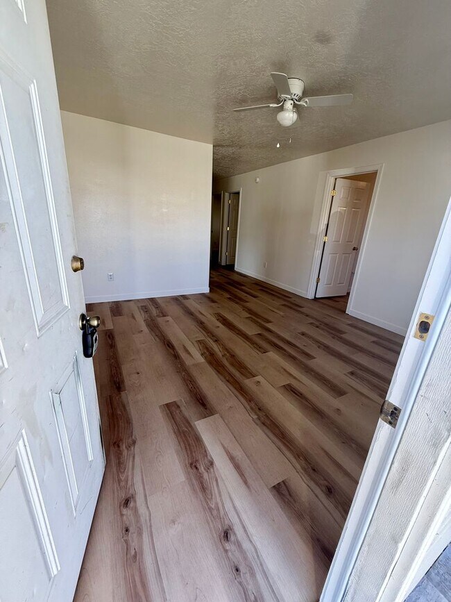 Building Photo - 3 bed 1 bath duplex