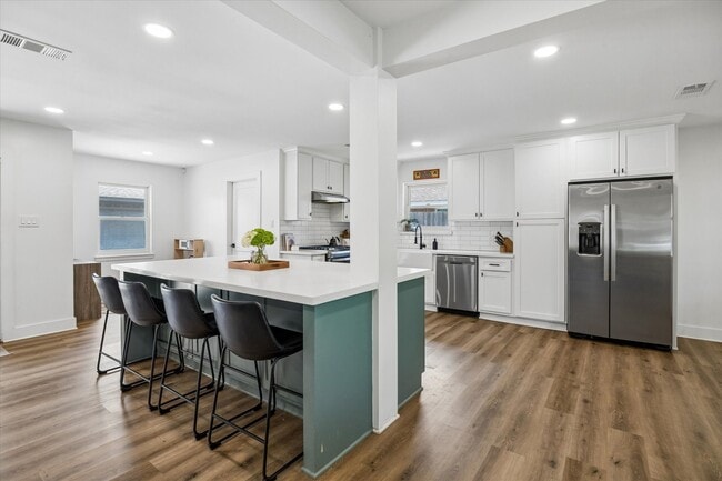 Building Photo - 5311 Hialeah Dr