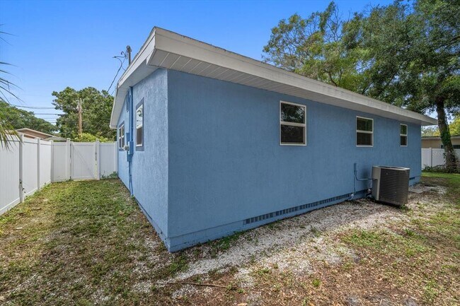 Building Photo - 908 S Palm Dr SW
