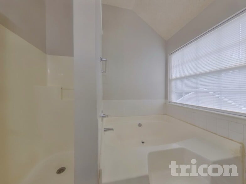 Building Photo - 3028 Stonebridge Creek Dr