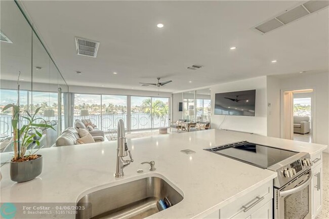 Building Photo - 2717 Yacht Club Blvd