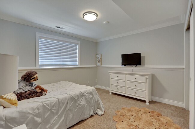 Building Photo - Just like New Home in Steilacoom