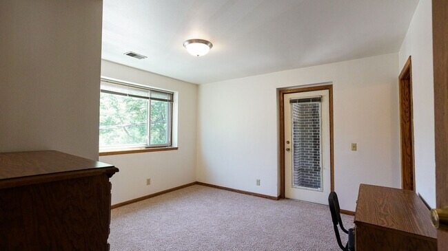 Building Photo - 415 N Henry St