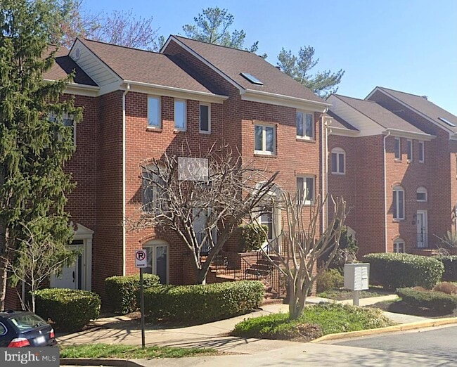 Building Photo - 1849 N Uhle St