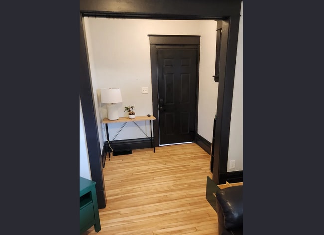 Building Photo - 1822 Roblyn Ave