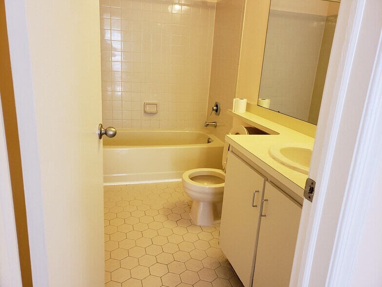 Building Photo - 8 Holly Ct