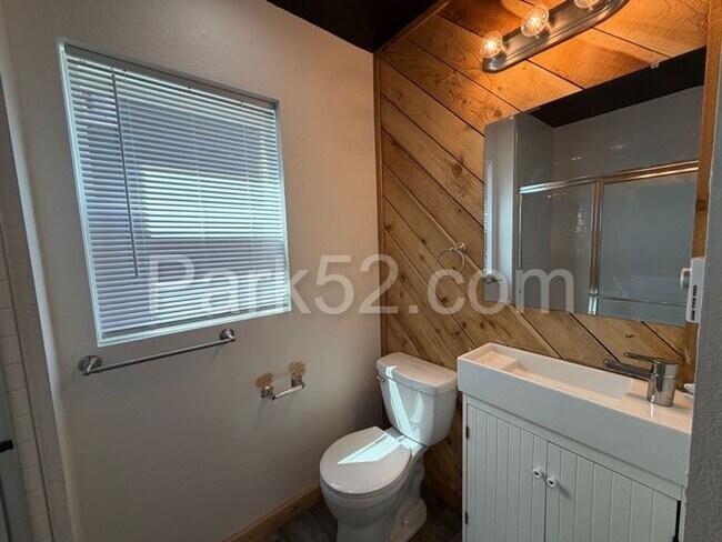 Building Photo - 1 Bed 1 Bath Tacoma Apartment - Small Pet Friendly