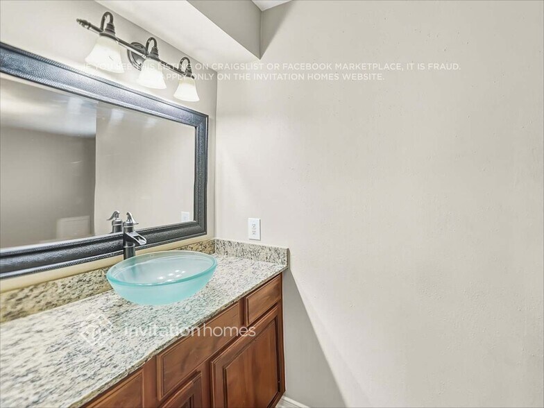 Building Photo - 1824 Meadow Creek Dr