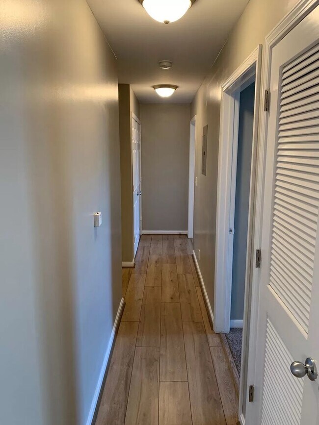 Building Photo - Spacious 2BR/2BA Condo in the Heart of Mid...