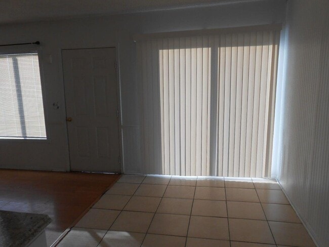 Building Photo - 2nd Floor 2 bedroom Condo Near 95/Torrey Pines